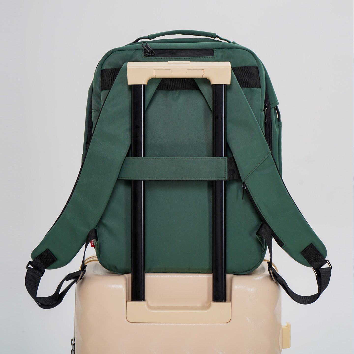 WATER expandable bag luggage sleeve detail