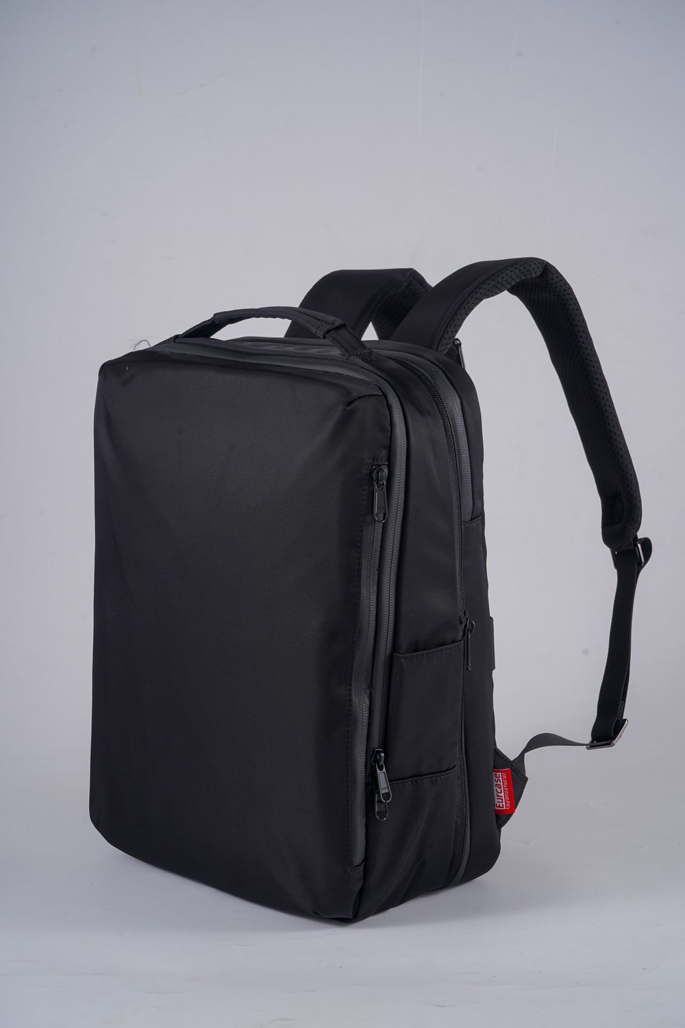 WATER expandable bag in pure black