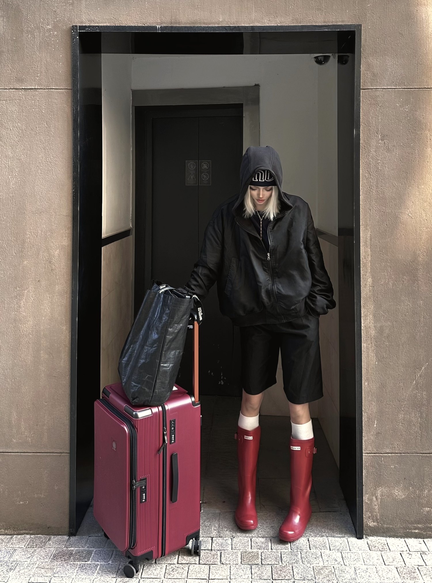Eurcase WOOD red front-open suitcase lifestyle scene